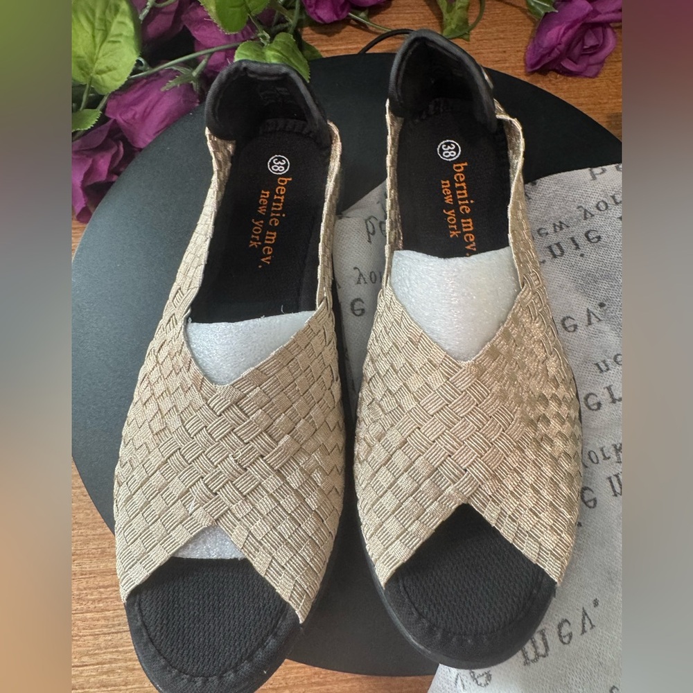 New In Box Bernie Mev “Dream” Woven Gold Slip-on Wedge Sandals Size 7-1/2 - Picture 3 of 5